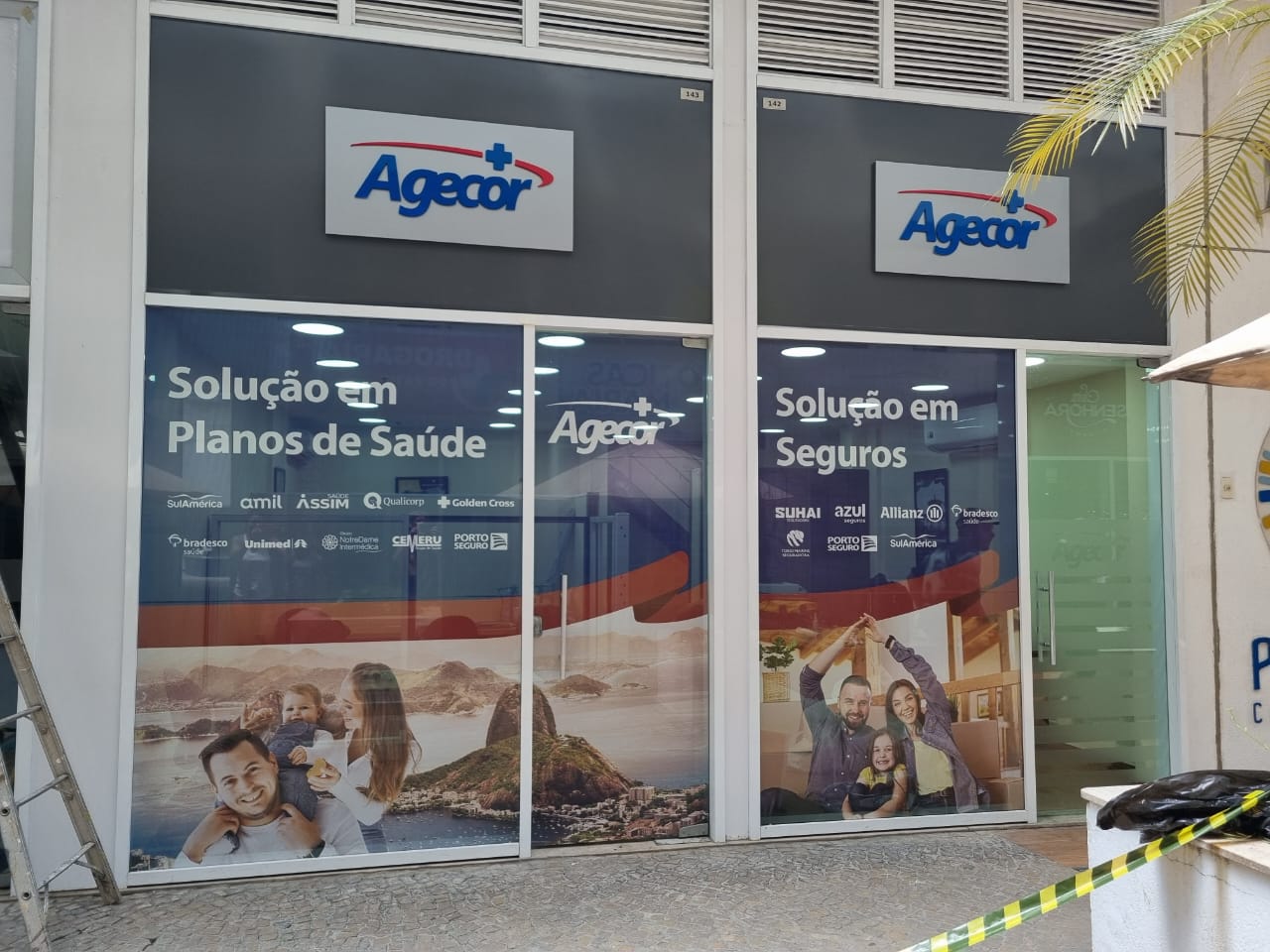 Adesivo Perfurado em Vidro